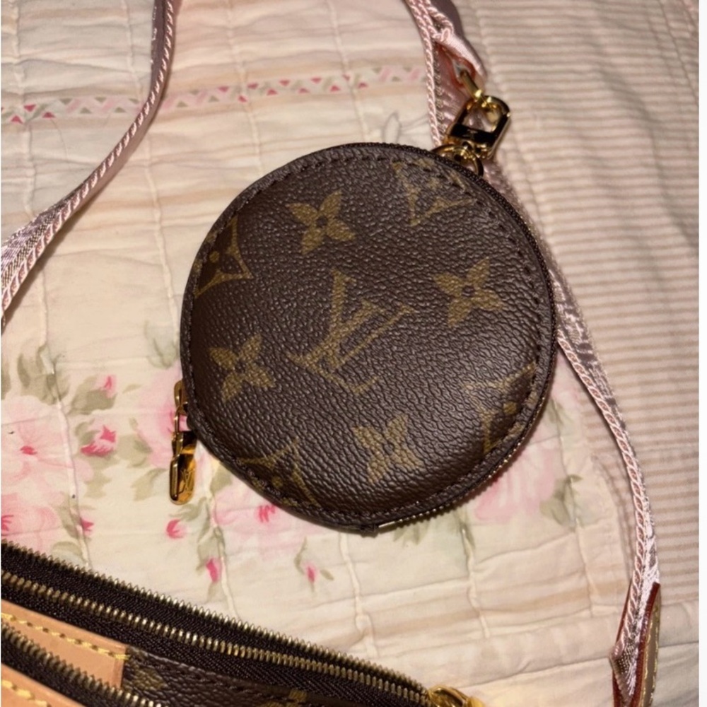 Louis Vuitton Brown and Pink Crossbody Bag with Iconic Monogram - Picture 9 of 10